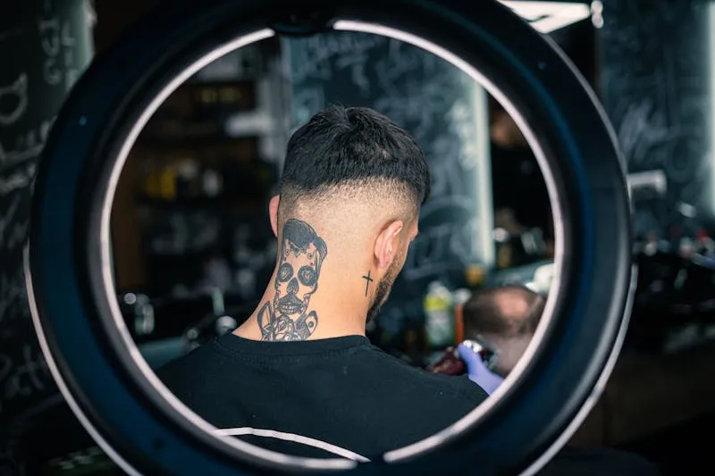 Fade visto a través de ring light en barbería